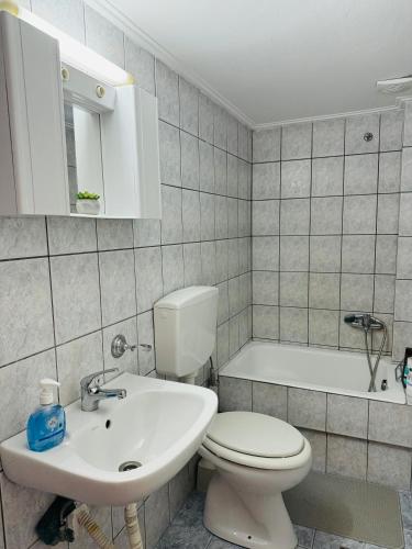 Ένα μπάνιο στο Polivios Apartment