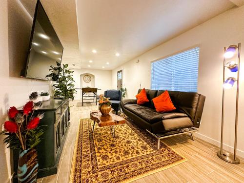 Ruang duduk di Large Home Near SLC Airport And Downtown