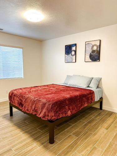 Ένα ή περισσότερα κρεβάτια σε δωμάτιο στο Large Home Near SLC Airport And Downtown