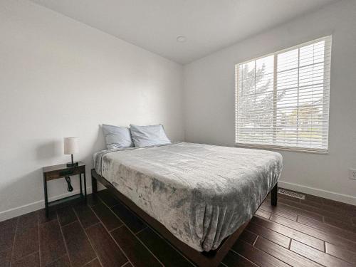 Ένα ή περισσότερα κρεβάτια σε δωμάτιο στο Large Home Near SLC Airport And Downtown