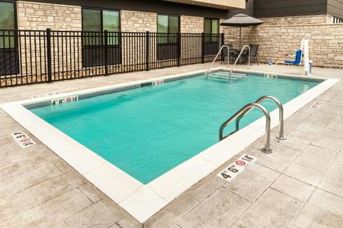 a large swimming pool with blue water at Fairfield by Marriott Inn & Suites Norwalk Des Moines in Norwalk