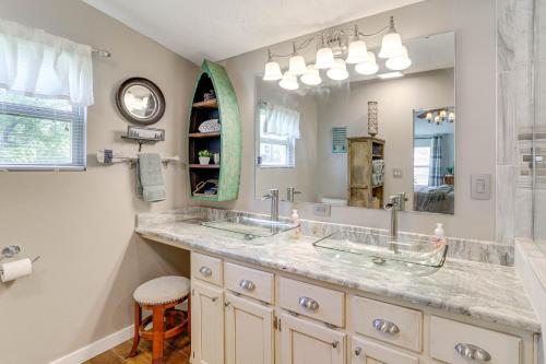 une salle de bain avec deux lavabos et un grand miroir dans l'établissement Outdoor Kitchen and Hot Tub Table Rock Lake House, à Golden