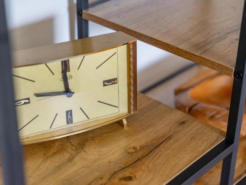 a clock sitting on top of a wooden table at Jukbichl 2 in Laas