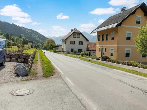 an empty road in a village with houses at Jukbichl 2 in Laas