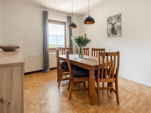 a dining room with a wooden table and chairs at Jukbichl 2 in Laas