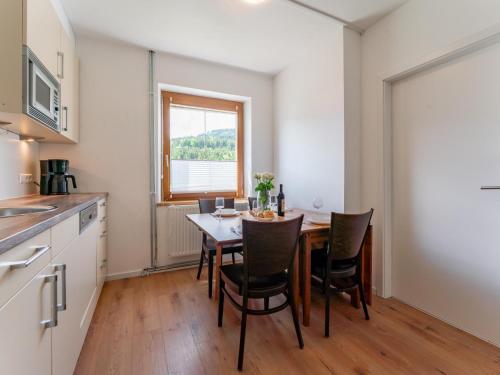 a kitchen and dining room with a table and chairs at Jukbichl in Laas