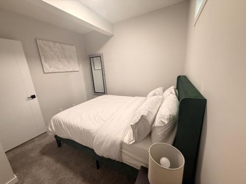 Postel nebo postele na pokoji v ubytování The Seton Nook - 1BR Suite Near Seton Health Campus, Cineplex and YMCA