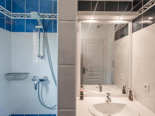 une salle de bain avec un lavabo, une douche et un miroir dans l'établissement Les Collines, aux Issambres