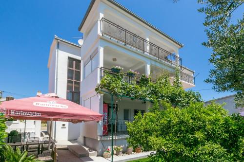 Apartments with parking space Kastel Stafilic, Kastela - 21948