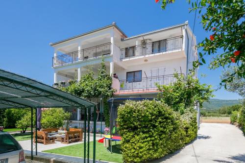 Apartments with a parking space Kastel Stafilic, Kastela - 21948