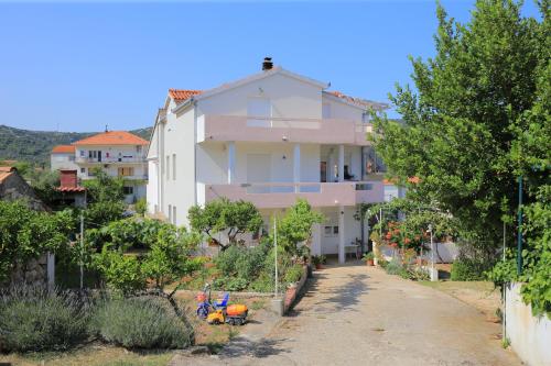Apartments by the sea Vinisce, Trogir - 24197
