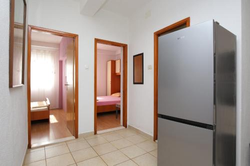 ヴィニシュチェにあるApartments by the sea Vinisce, Trogir - 24197の廊下(冷蔵庫付)、ベッドルーム1室