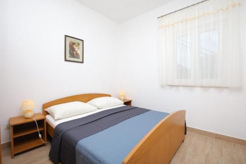 ヴィニシュチェにあるApartments by the sea Vinisce, Trogir - 24197の大きなベッドと窓のある寝室