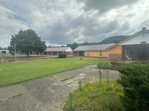 a group of houses in a yard with a field at Mark Twain Motor Inn in Elmira