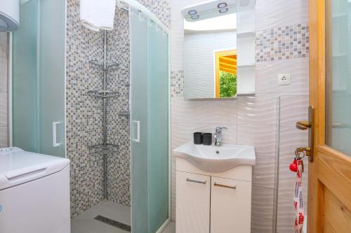 Ένα μπάνιο στο Apartments with parking space Konjevrate, Krka - 24487