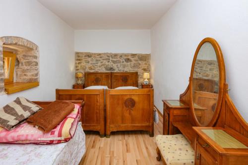 Ένα ή περισσότερα κρεβάτια σε δωμάτιο στο Apartments with parking space Konjevrate, Krka - 24487