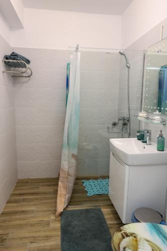 a bathroom with a shower and a sink at Studio Vecini cu Marea in Costinesti