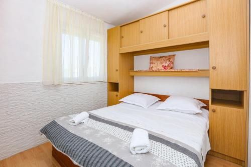Apartments with parking space Rogoznica - 24468