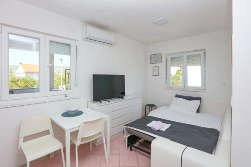 Apartments with parking space Rogoznica - 24468