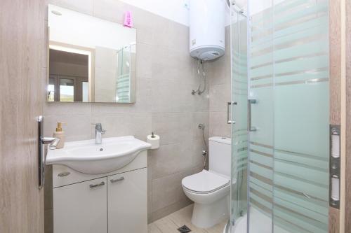 Apartments with parking space Rogoznica - 24468