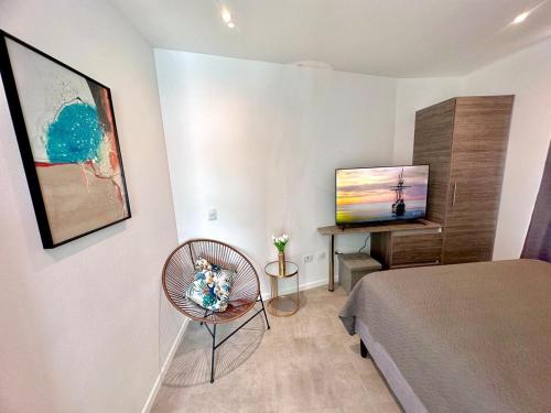 Μια τηλεόραση ή/και κέντρο ψυχαγωγίας στο Luxury New apartment! Infinity Pool! Adults only