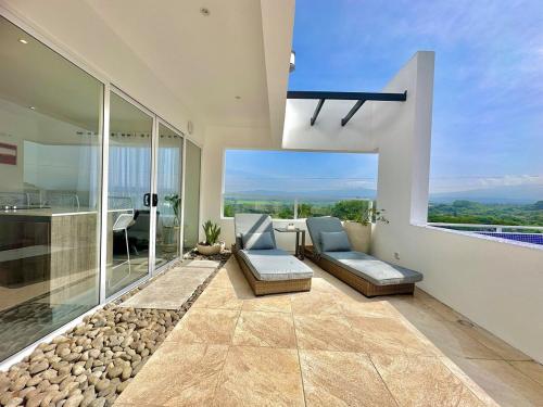 Μπαλκόνι ή βεράντα στο Luxury New apartment! Infinity Pool! Adults only