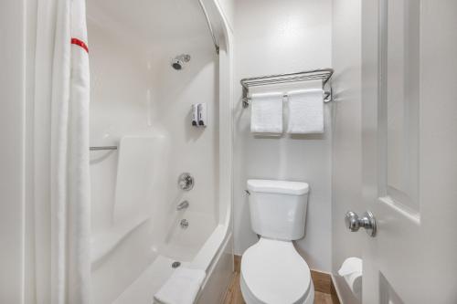 Ένα μπάνιο στο Red Roof Inn Paducah
