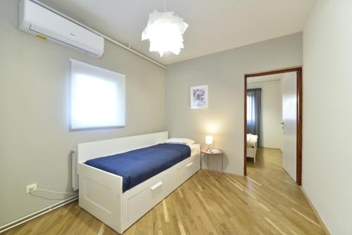 Apartments with parking space Zagreb - 24661