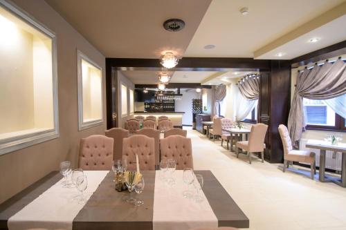 a dining room with a long table and chairs at Pietrele lui Solomon in Braşov