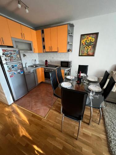 Apartments with WiFi Makarska - 24779