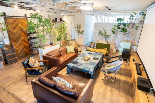 Гостиная зона в CREA BASE -Indoor Glamping Retreat-