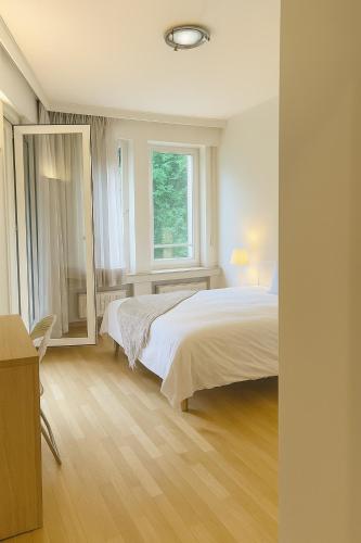 - une chambre avec 2 lits, un miroir et un bureau dans l'établissement Scandi Design 1BD Apartment - Workspace Parking, à Ferme Thibesart