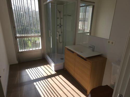 Et badeværelse på Apartamento acogedor