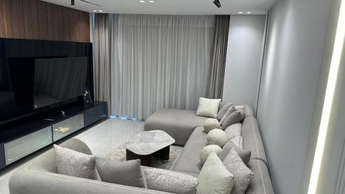TV a/nebo společenská místnost v ubytování Luxury 1BR Apartment with Stunning View