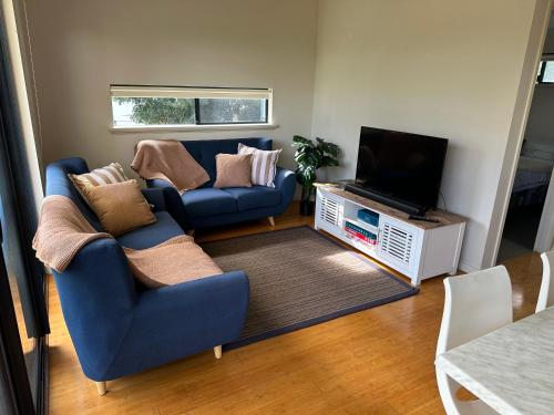 Μια τηλεόραση ή/και κέντρο ψυχαγωγίας στο 2-Bedroom Coastal Retreat