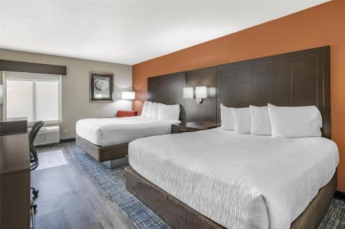 Best Western Plus Lee's Summit Hotel & Suitesにあるベッド