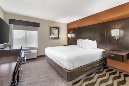 Best Western Plus Lee's Summit Hotel & Suitesにあるベッド