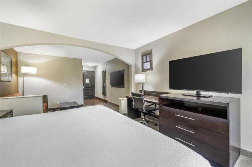 Best Western Plus Lee's Summit Hotel & Suitesにあるベッド