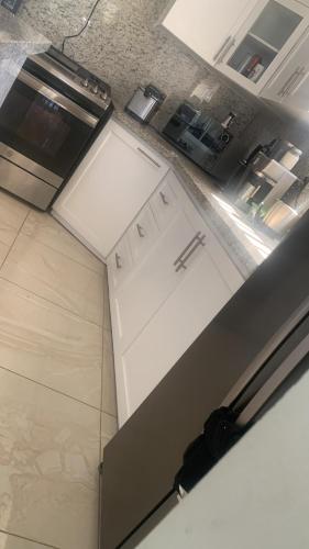 Кухня или мини-кухня в LuxCity Apartment
