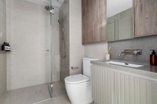 Koupelna v ubytování Bright and Modern 1BR Apt with Balcony and Parking