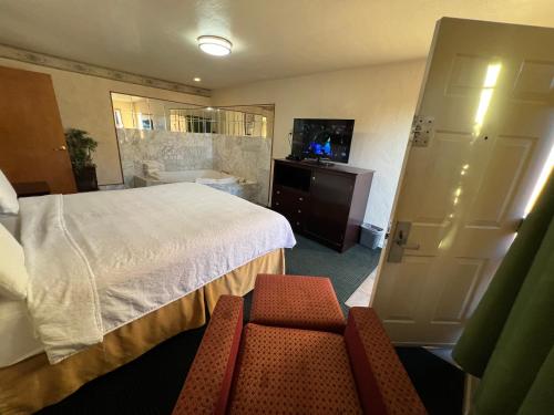 Ένα ή περισσότερα κρεβάτια σε δωμάτιο στο Riverside Motel