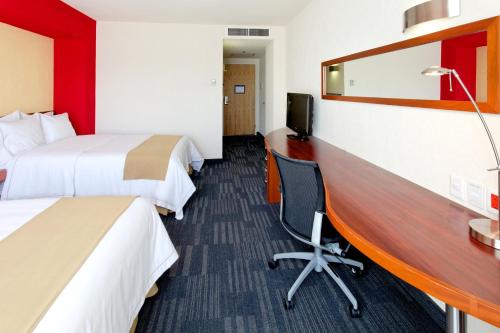 Μια τηλεόραση ή/και κέντρο ψυχαγωγίας στο Holiday Inn Express Guadalajara Expo by IHG