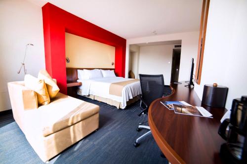 Ένα ή περισσότερα κρεβάτια σε δωμάτιο στο Holiday Inn Express Guadalajara Expo by IHG