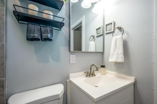 Ένα μπάνιο στο OTR 2 Lux Queen Beds Sleeps 5ppl Light Rail Wifi
