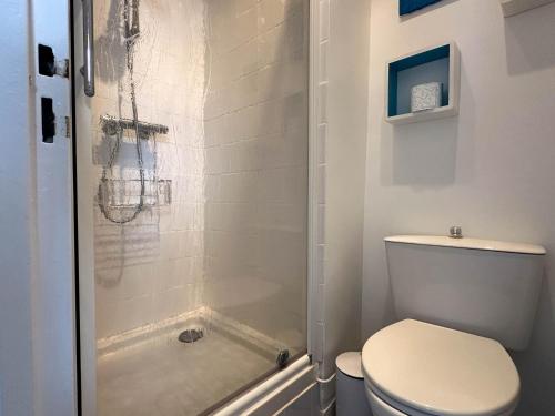 une salle de bain avec toilettes et douche dans l'établissement Maison spacieuse près de la mer avec parking, 10 pers - FR-1-705-106, aux Mathes