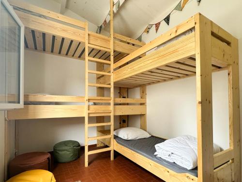 Ce lit superposé se trouve dans un dortoir avec une échelle. dans l'établissement Villa rénovée 4 pièces 80m² avec patio privé et accès plage - La Palmyre - FR-1-705-71, aux Mathes