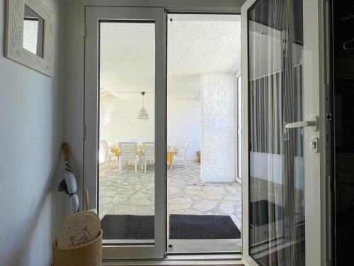 Photo de la galerie de l'établissement Villa Spacieuse 5 Pièces, 8 Pers, 500m Mer, Patio, Parking, La Palmyre - FR-1-705-75, aux Mathes