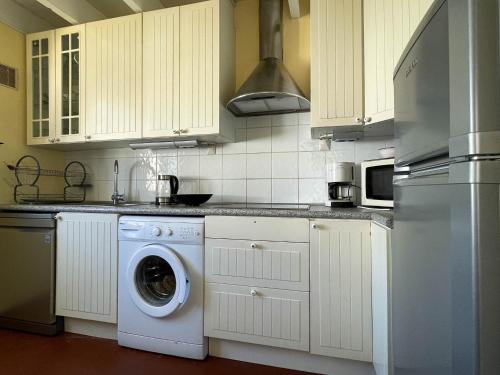 Photo de la galerie de l'établissement Villa Spacieuse 5 Pièces, 8 Pers, 500m Mer, Patio, Parking, La Palmyre - FR-1-705-75, aux Mathes