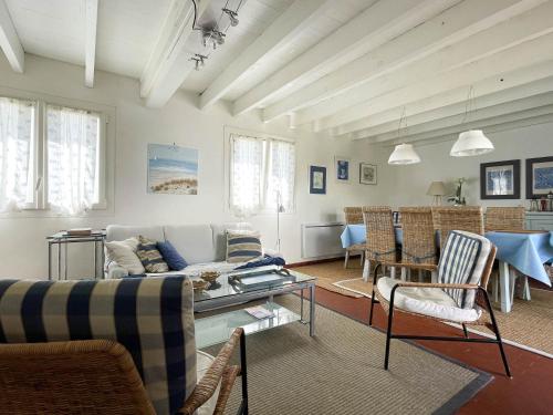 Photo de la galerie de l'établissement Villa Spacieuse 5 Pièces, 8 Pers, 500m Mer, Patio, Parking, La Palmyre - FR-1-705-75, aux Mathes