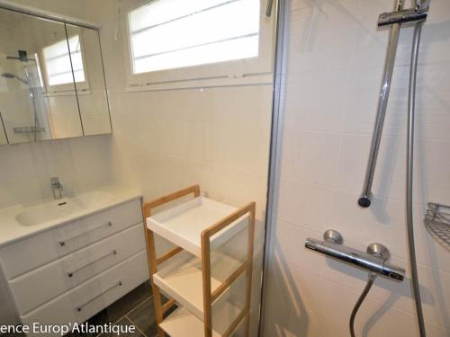 une salle de bain avec une douche, un lavabo et un miroir dans l'établissement Villa bord de mer 4 pièces, proche plage, animaux admis - FR-1-705-97, aux Mathes